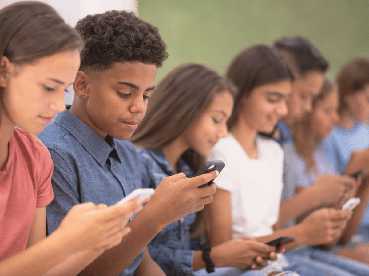 Ilustração do artigo sobre celular e telas na pré-adolescência